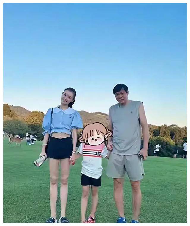 范志毅生活曝光:宠妻,头婚女儿接纳后妈,大妻子18岁也穿情侣装_老婆