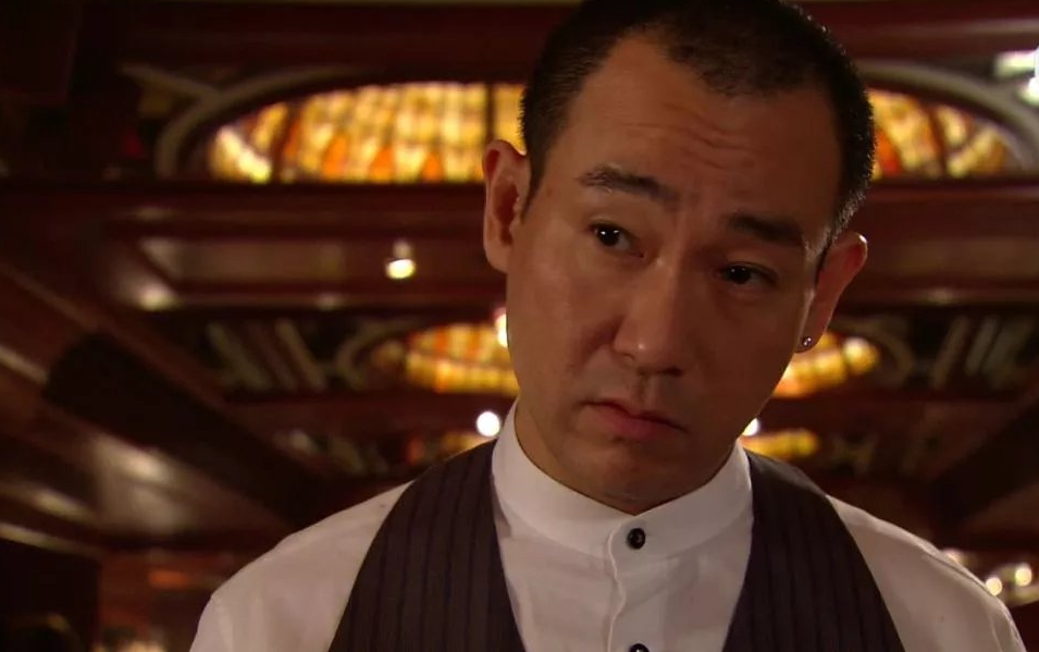 1997年,他主演的刑侦剧《鉴证实录》让他一夜爆红,精湛的演技令人叹为