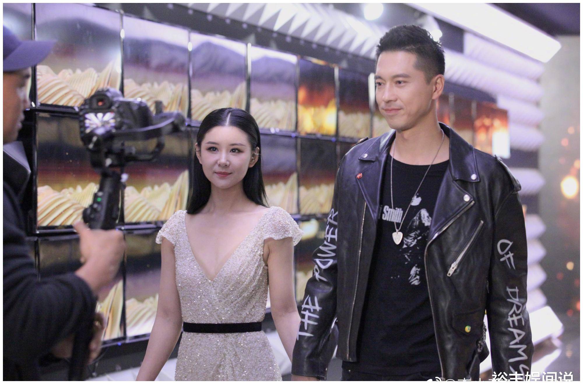 李小萌亲自献唱被抨击,沙发上的茅台吸睛_网友_动作_歌声