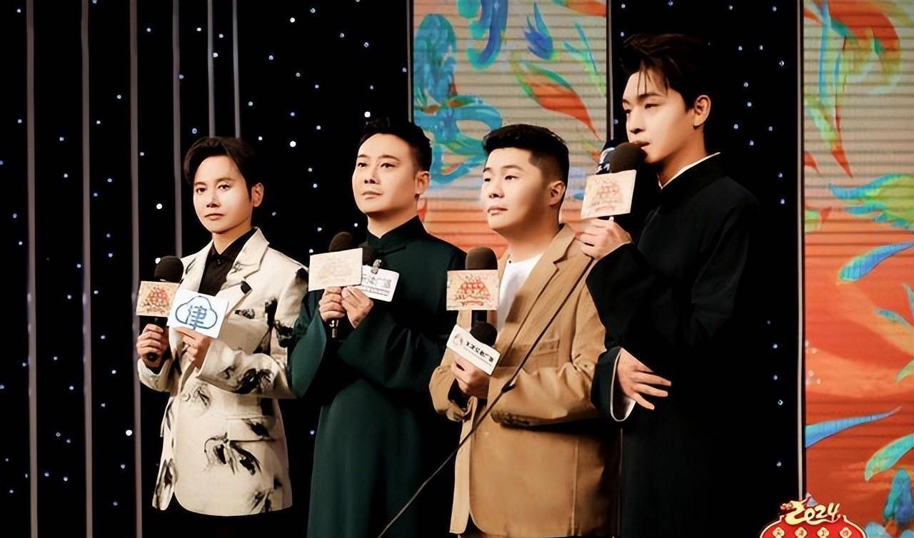 而孙越则因为被粉丝拦截,签名时眼巴巴地看着岳云鹏匆匆远去,急得边