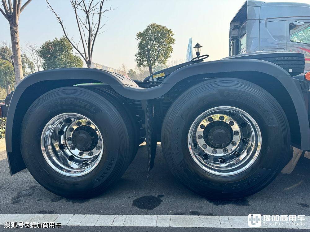 在车桥配置方面,北京重卡追梦6x4牵引车采用了双联青特445高效驱动桥