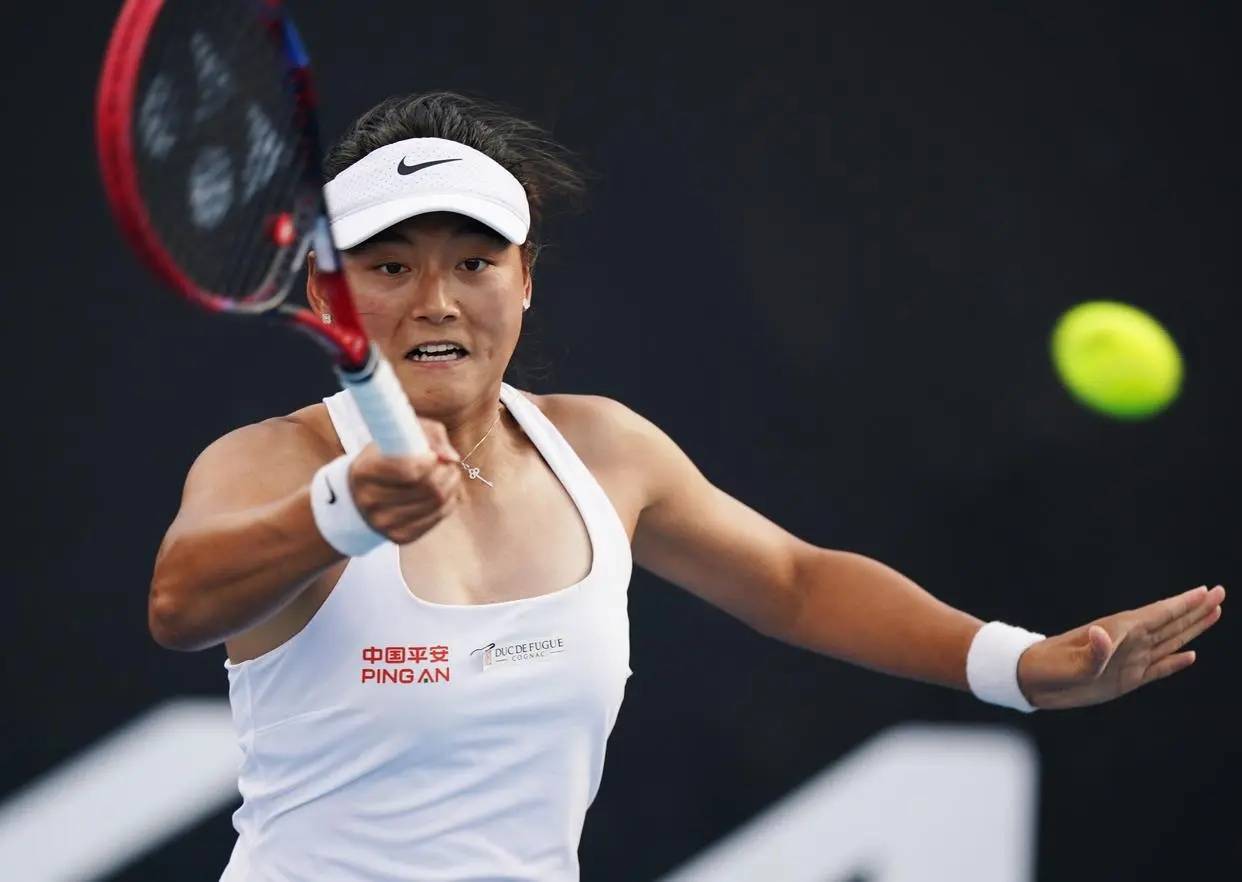 本届澳网,王雅繁签运不佳,首轮就抽中了实力强劲的赛会22号种子科斯