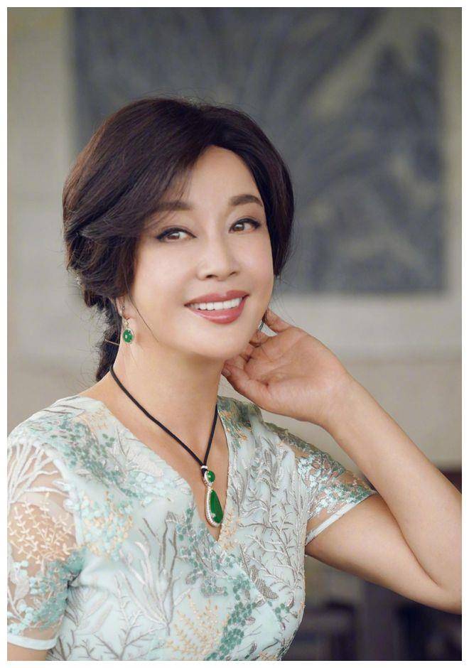 刘晓庆新电影终于放弃扮少女,看清她的皮肤状态,真符合71岁年纪_角色