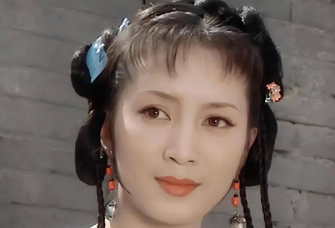 演员胡小庭:母亲瘫痪,父亲截肢,双亲离世后,丈夫将她宠成宝