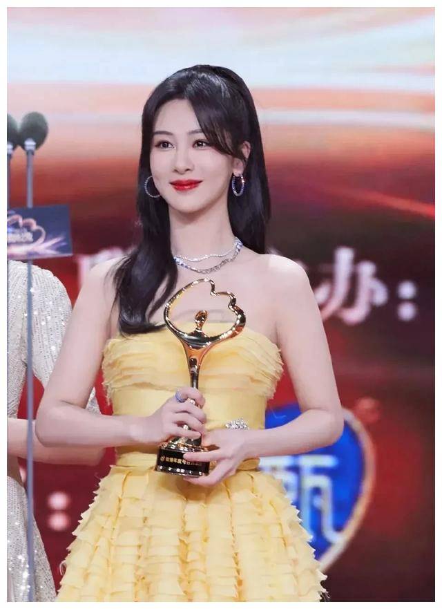 杨紫每一次拿奖都有爆剧作为后盾,每一次获得殊荣都实至名归_作品