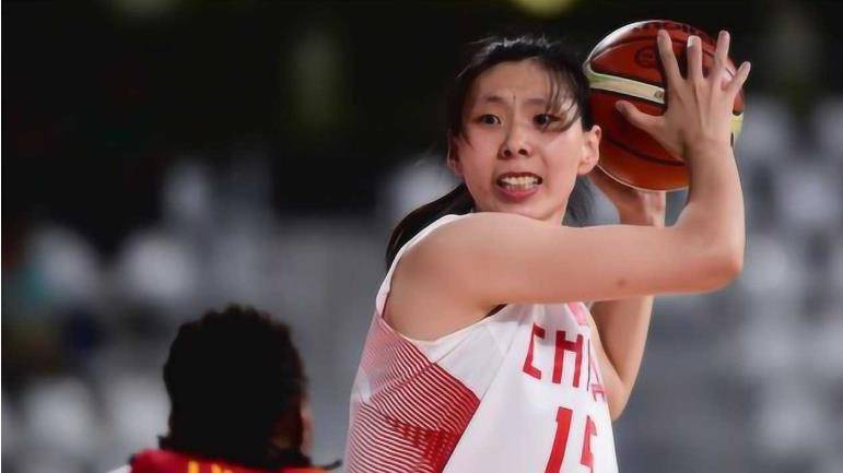 女篮第一中锋,41岁陈楠罕见现身,亮相北京岗位,年薪几万很满足