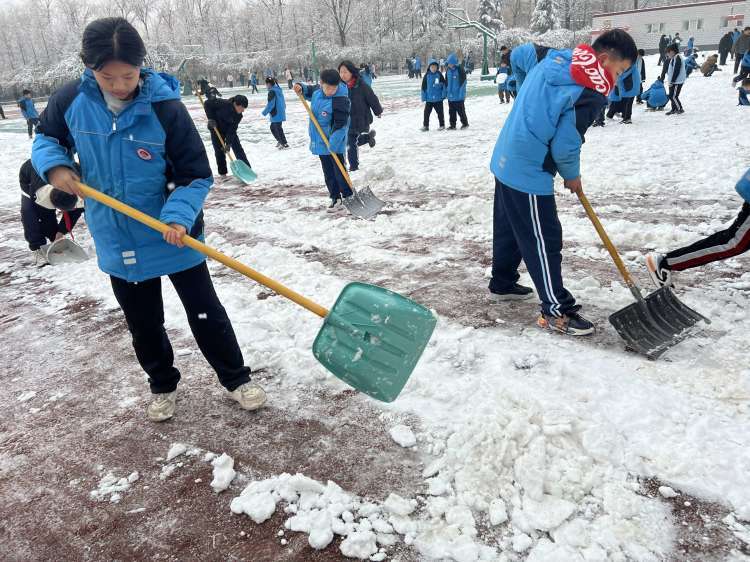 学校除雪照片图片