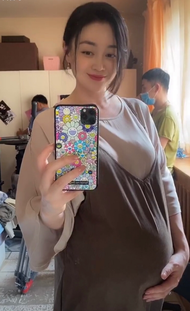 41岁关婷娜穿泳装泡温泉,身材丰腴皮肤白到发光,提篮喂食驯鹿_东北