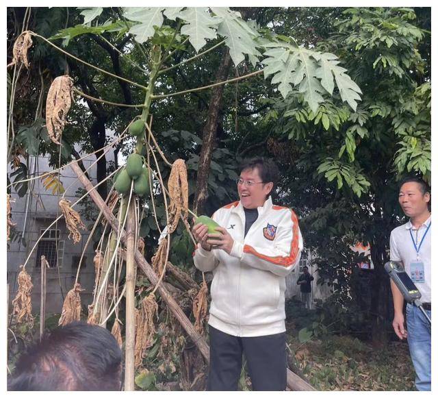 譚詠麟廣東江門探訪故居,到譚氏祖祠上香祭拜,被鄉民