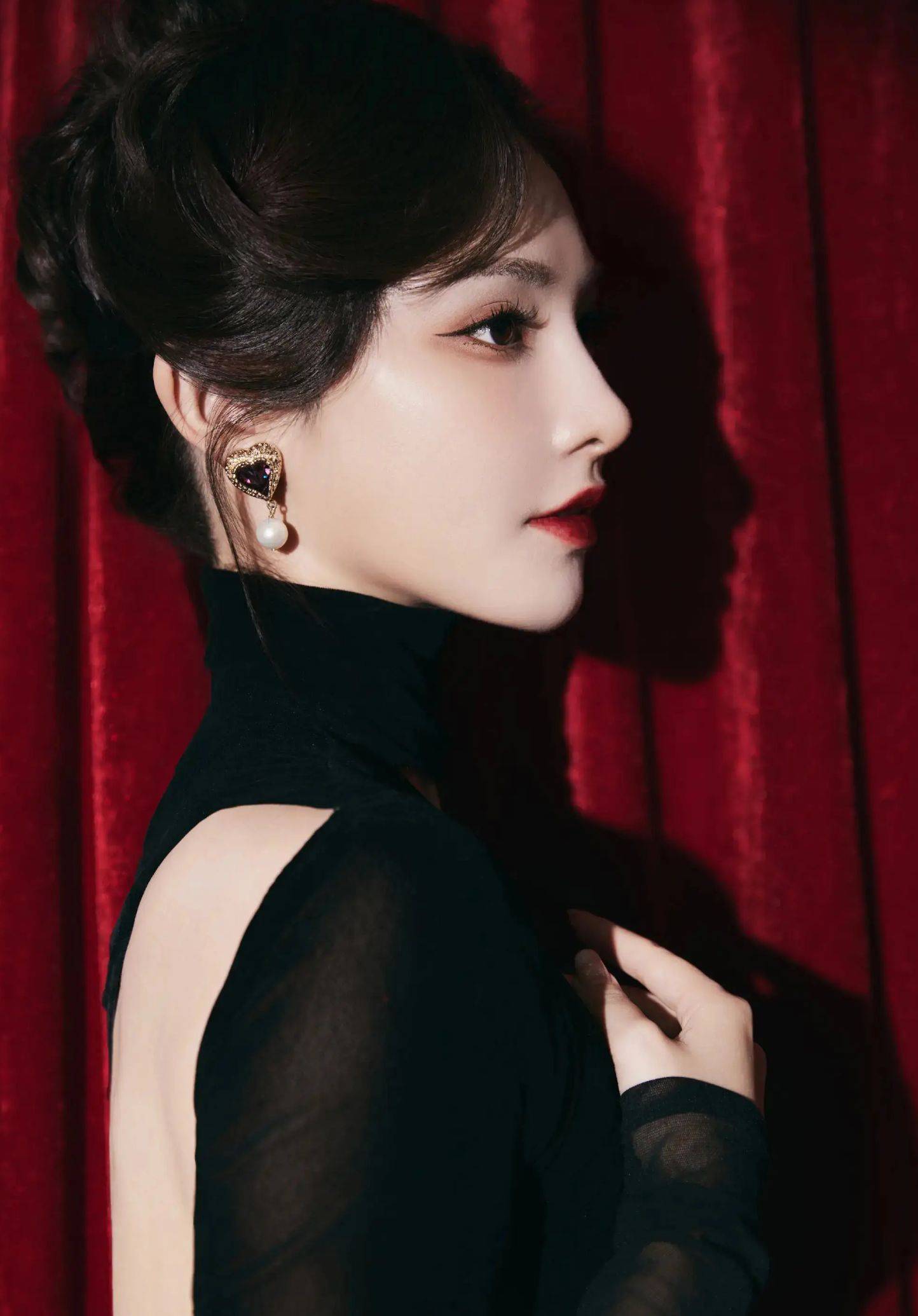 彭小苒红丝绒复古大片释出 眼神妩媚烈焰红唇吸睛_观众_艺术_情感