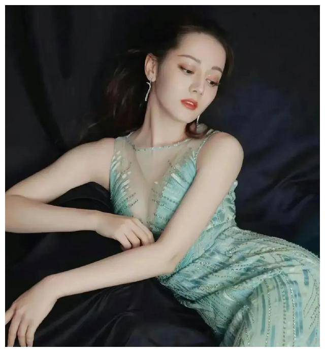 迪丽热巴这次不捂胸了,美得令人魂牵梦绕,谁顶得住_气质_外表_人们