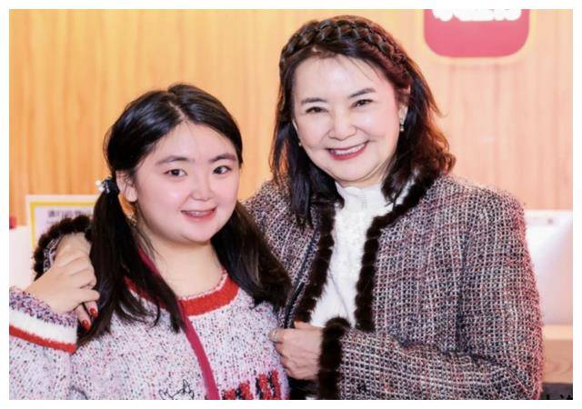 千面女郎胡慧中,与23岁网红女儿现身上海,母女合照神态尤为相像
