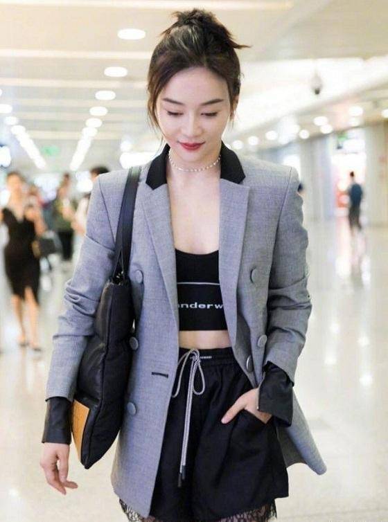 袁姗姗外穿"安全裤"搭配西装外套,纤细双腿很抢镜_身材_女明星_时候