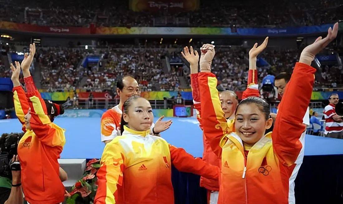 队长程菲第一个出场不幸落木,邓琳琳第二个出场.