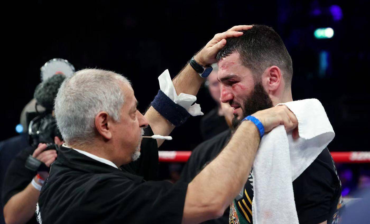 贝特比耶夫训练视频曝光:挥舞大锤猛砸巨型轮胎_沃尔_赫恩_回合