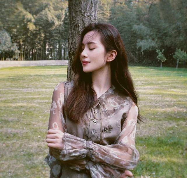 刘诗诗日常穿搭,经典又耐看,春天照着穿就很有范儿_造型_一身_设计