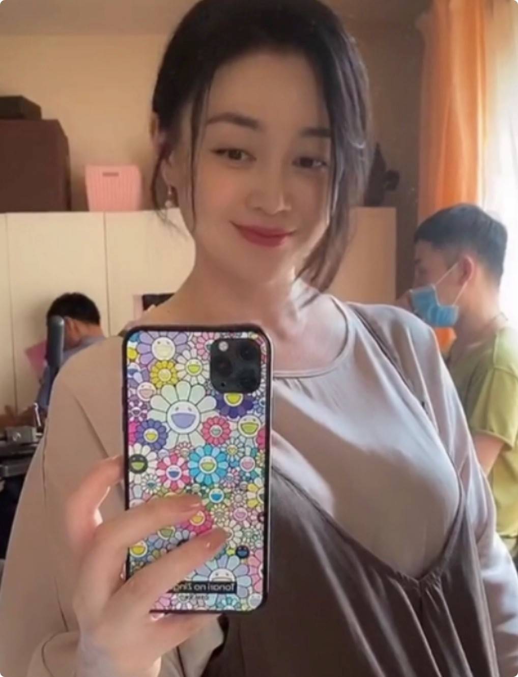 丰腴身材遮不住,一双"漫画腿"太吸睛_杨晓燕_乡村_温泉里