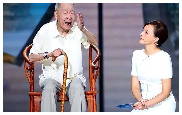 董卿做梦都想毁掉的黑历史,对洋狗下跪!