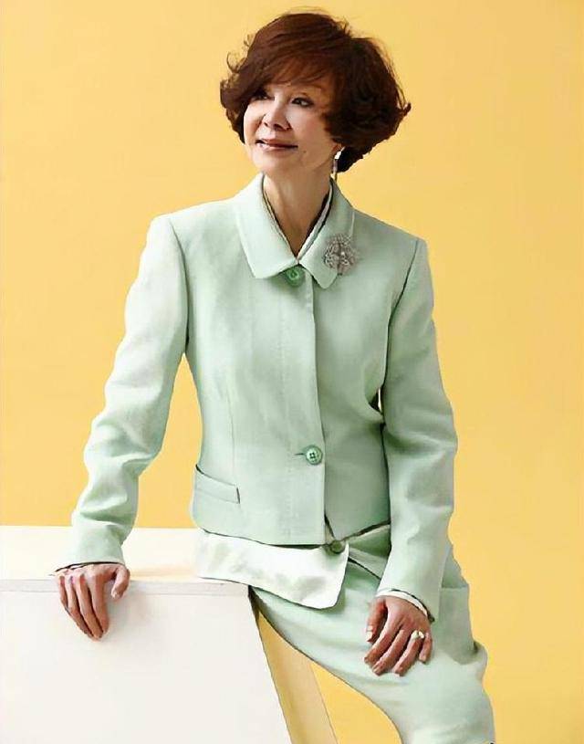 归亚蕾亲身示范:不穿老年装,不烫老年头,79岁都没有"大妈感"_女性