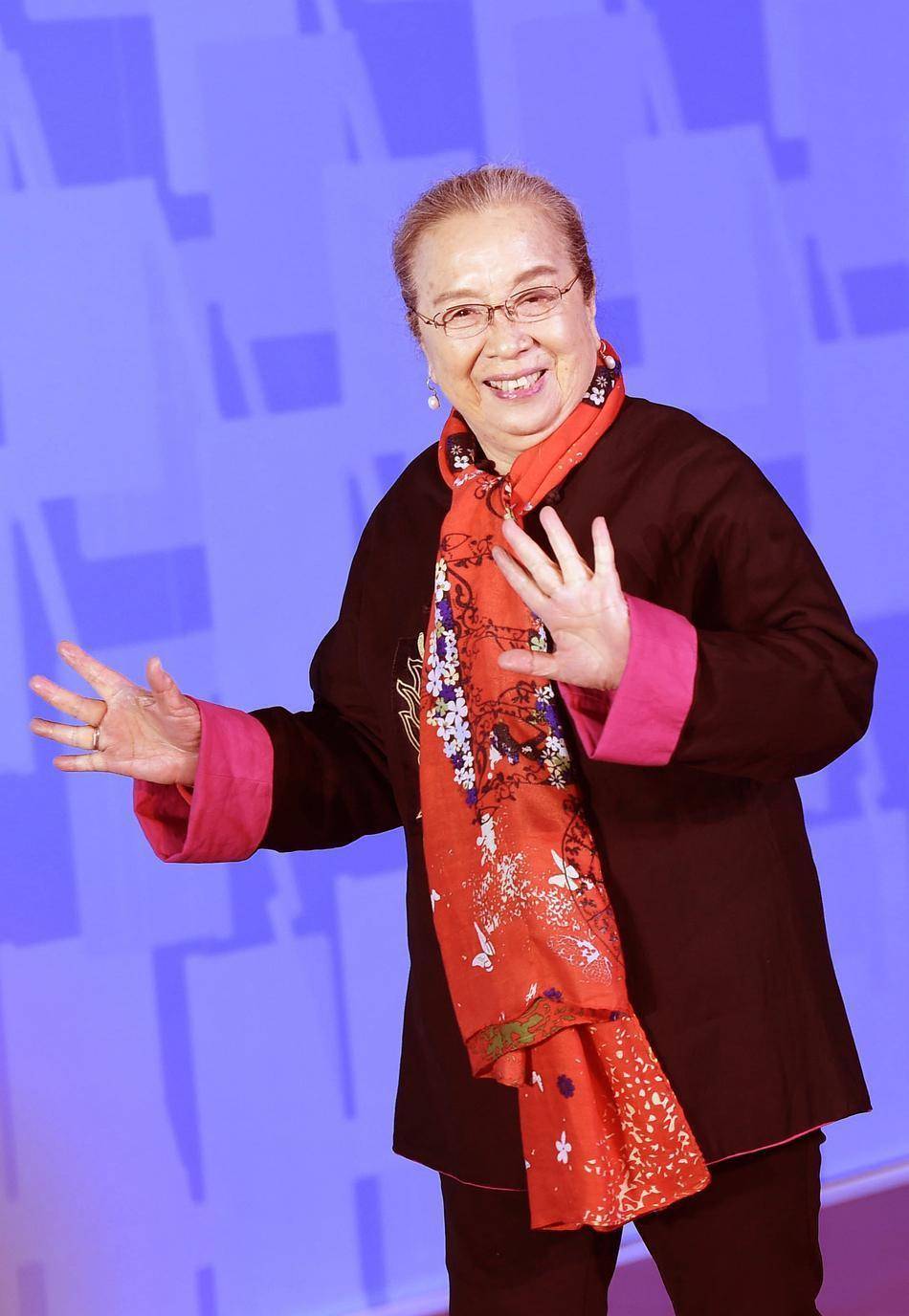 容嬷嬷李明启现身晚会彩排,87岁走路带风,穿200元平价鞋引热议_丈夫