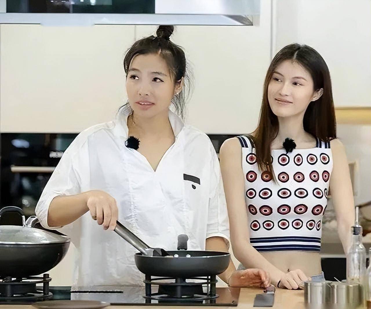 18年前,她靠着给李咏砸金蛋为生,如今摇身一变成了国际超模_何穗_父母