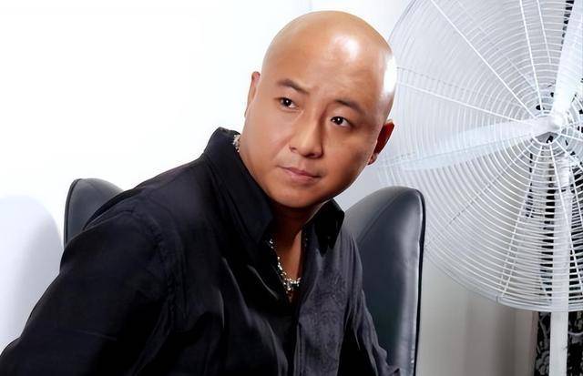 "狠人"周晓鸥:吴京发小,28岁成乐坛霸主,却因演技太好被骂_音乐_经历