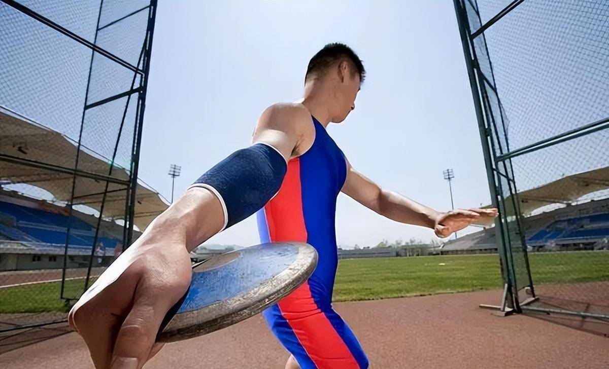 四,铁饼的精神内涵除了外在的表现形式,铁饼运动还蕴含着丰富的精神