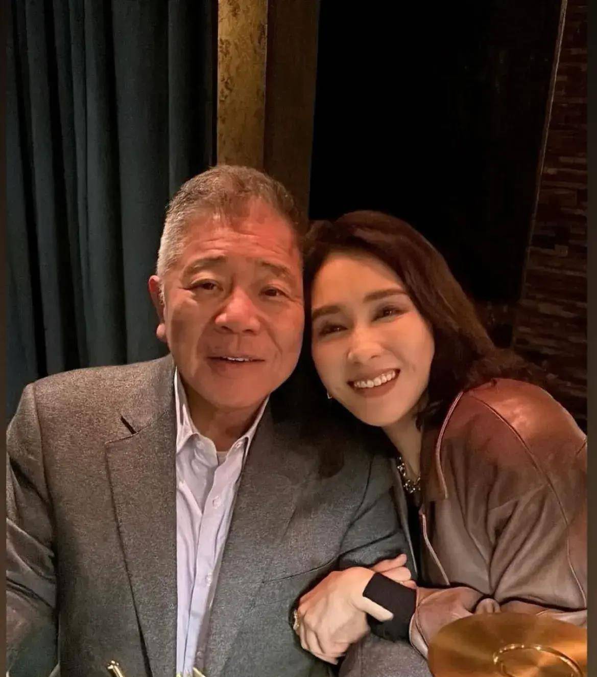 黎姿晒照庆祝结婚15周年,依偎在老公怀里撒娇,一家五口好幸福_马廷