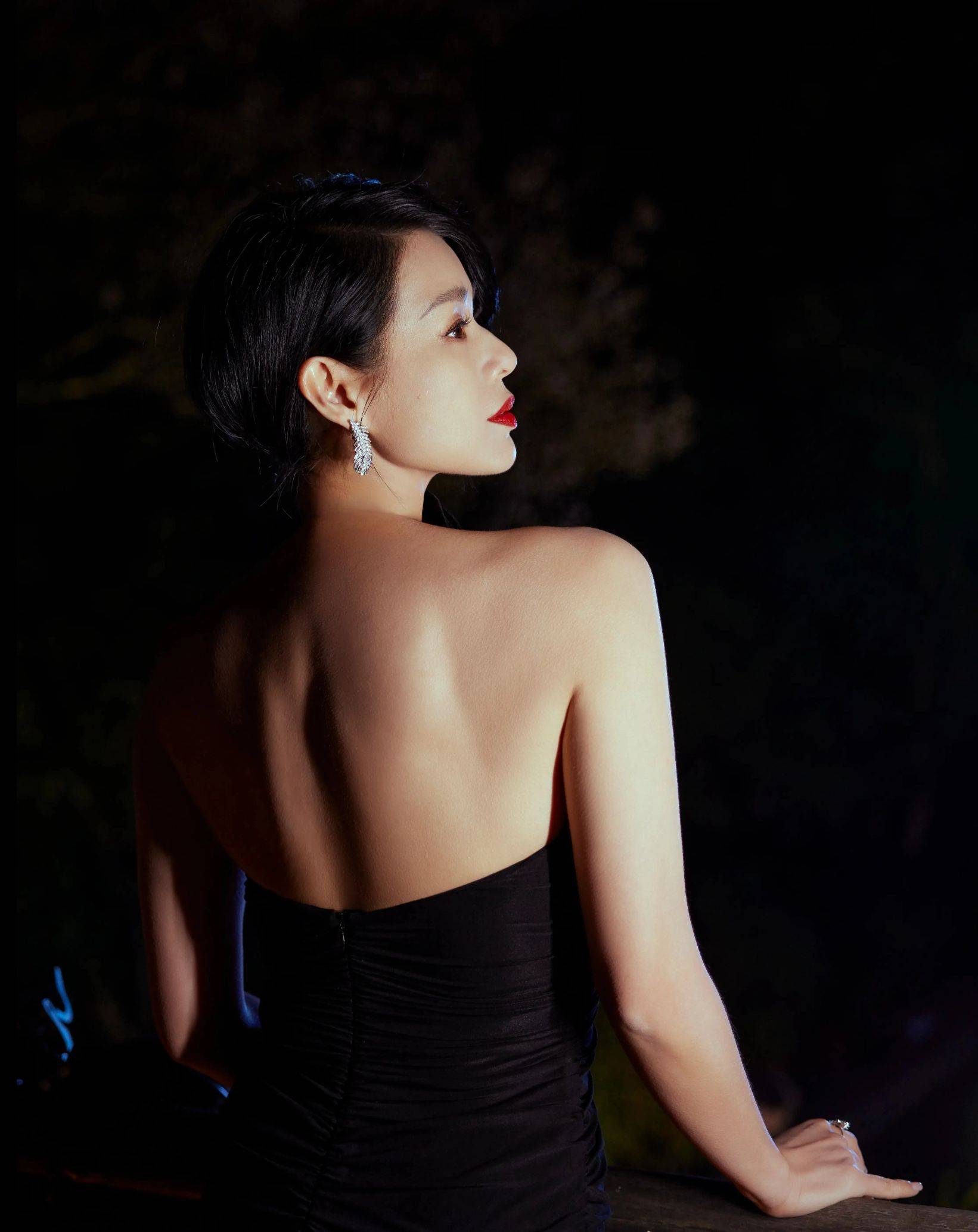 胡杏儿穿深v礼服秀事业线 优雅性感女人味十足_造型_魅力_时尚