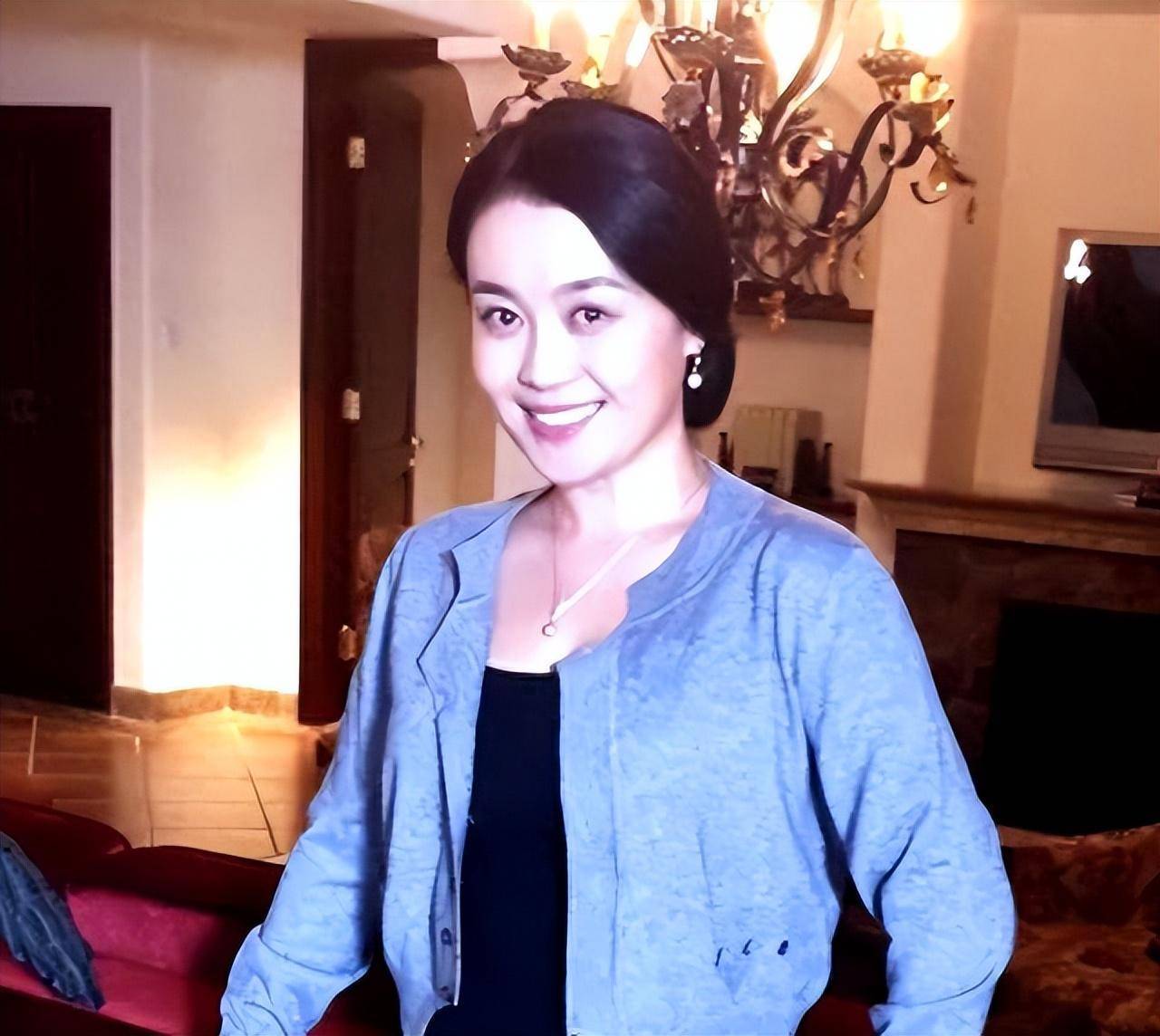 人间水蜜桃关婷娜:赵本山力捧后绯闻缠身,40岁仍单身,竟成父母心病?