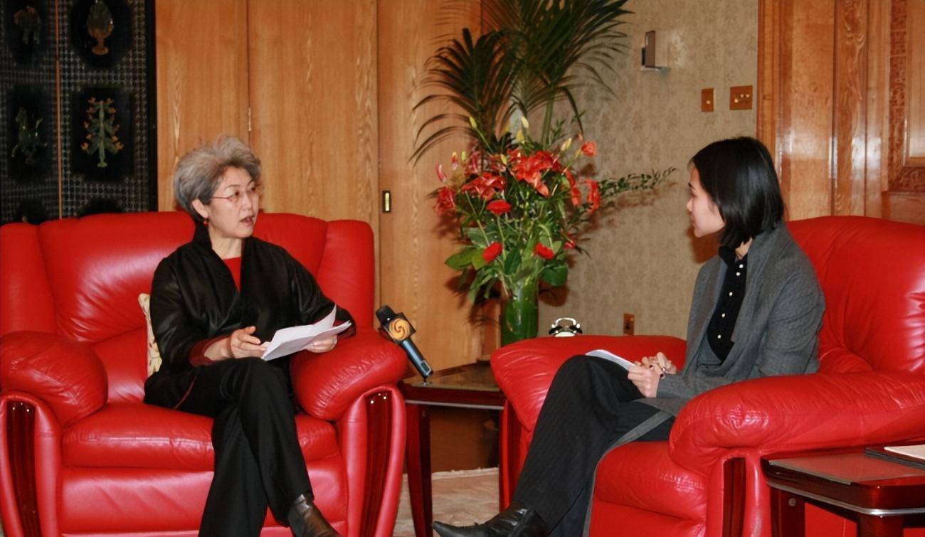 "最美外交官"傅莹:71岁头发花白,穿衣大方得体,尽显东方之美_中国