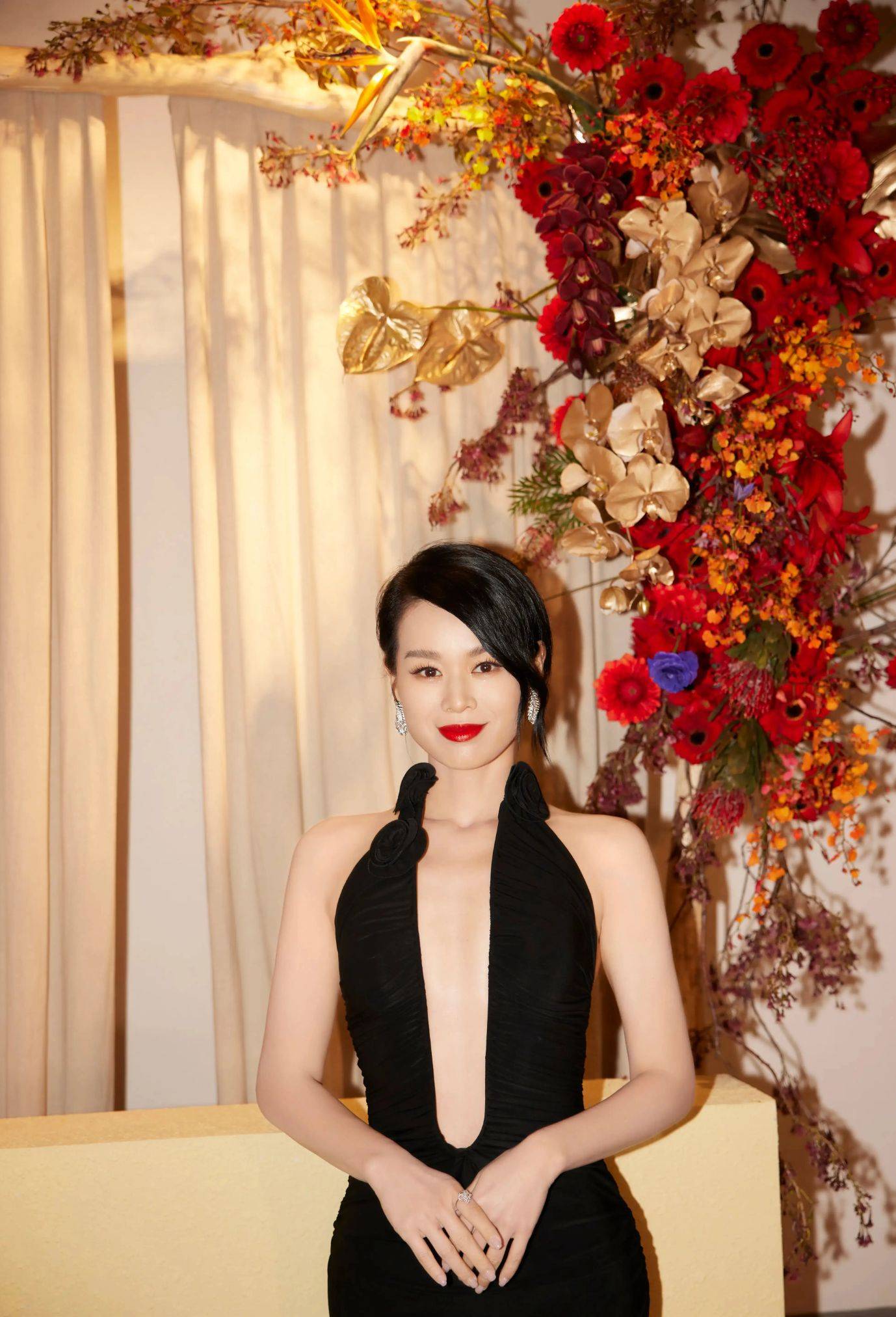 胡杏儿穿深v礼服秀事业线 优雅性感女人味十足_造型_魅力_时尚