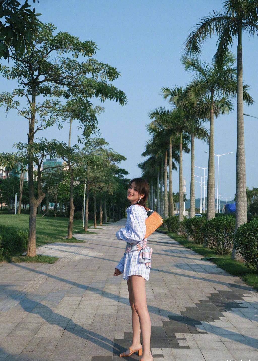 乔欣晒私服照,穿蓝白格纹衬衫当裙穿,配粗跟鞋大秀"漫画腿"_衣品_短裤