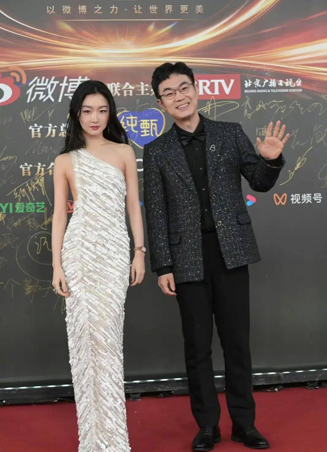 微博之夜官方男女明星红毯造型top5,魏大勋曾舜晞杨幂周冬雨上榜_肖战