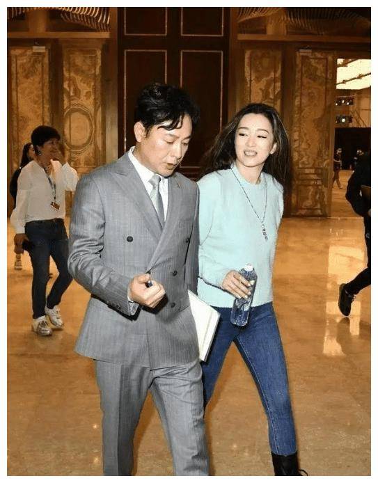 look2:湖蓝色毛衣 紧身牛仔裤 黑色马丁靴=清新减龄风巩俐这身造型