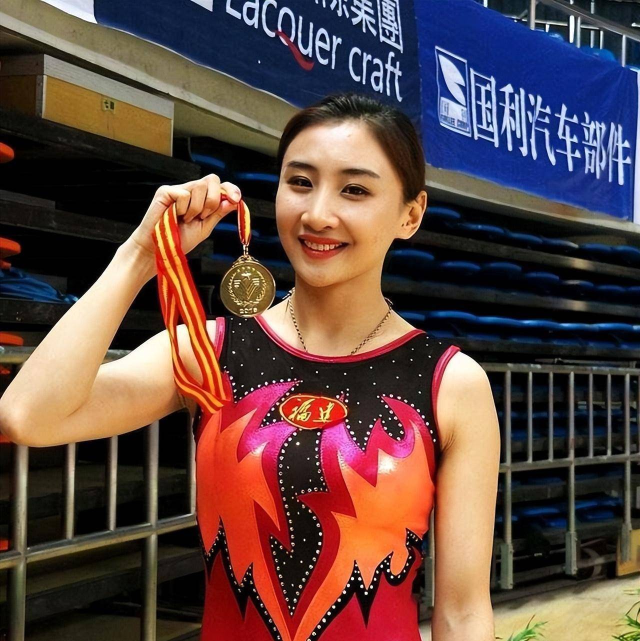 蹦床公主何雯娜:19岁夺奥运冠军,和陈一冰拍婚纱照,现状如何?