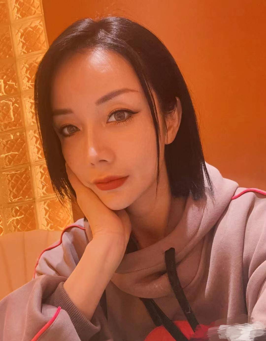 百万粉丝网红思思,跳楼身亡_澳门_社交_酒窝