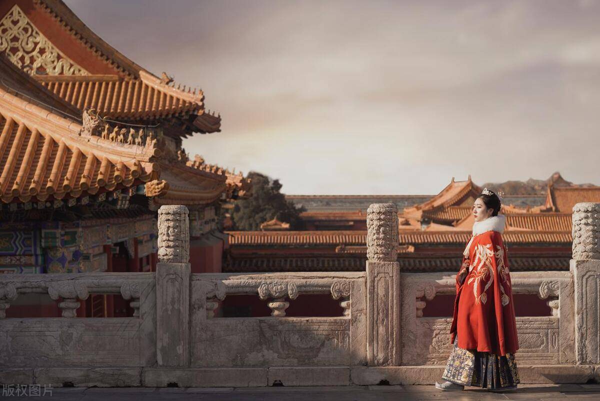 小说《带着瑜伽去旅行》第326章:穿汉服逛故宫_赵翠_马小亮_午门