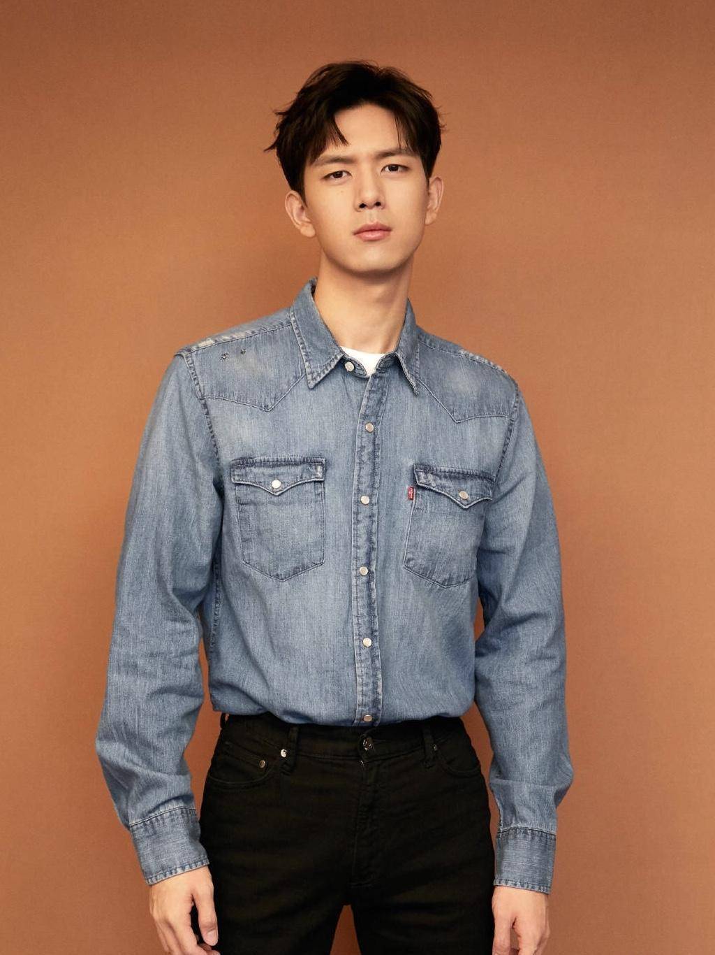 李现宅家任凭胡子"疯长",晒素颜照营业,刮掉胡子清新帅气_卫衣_造型