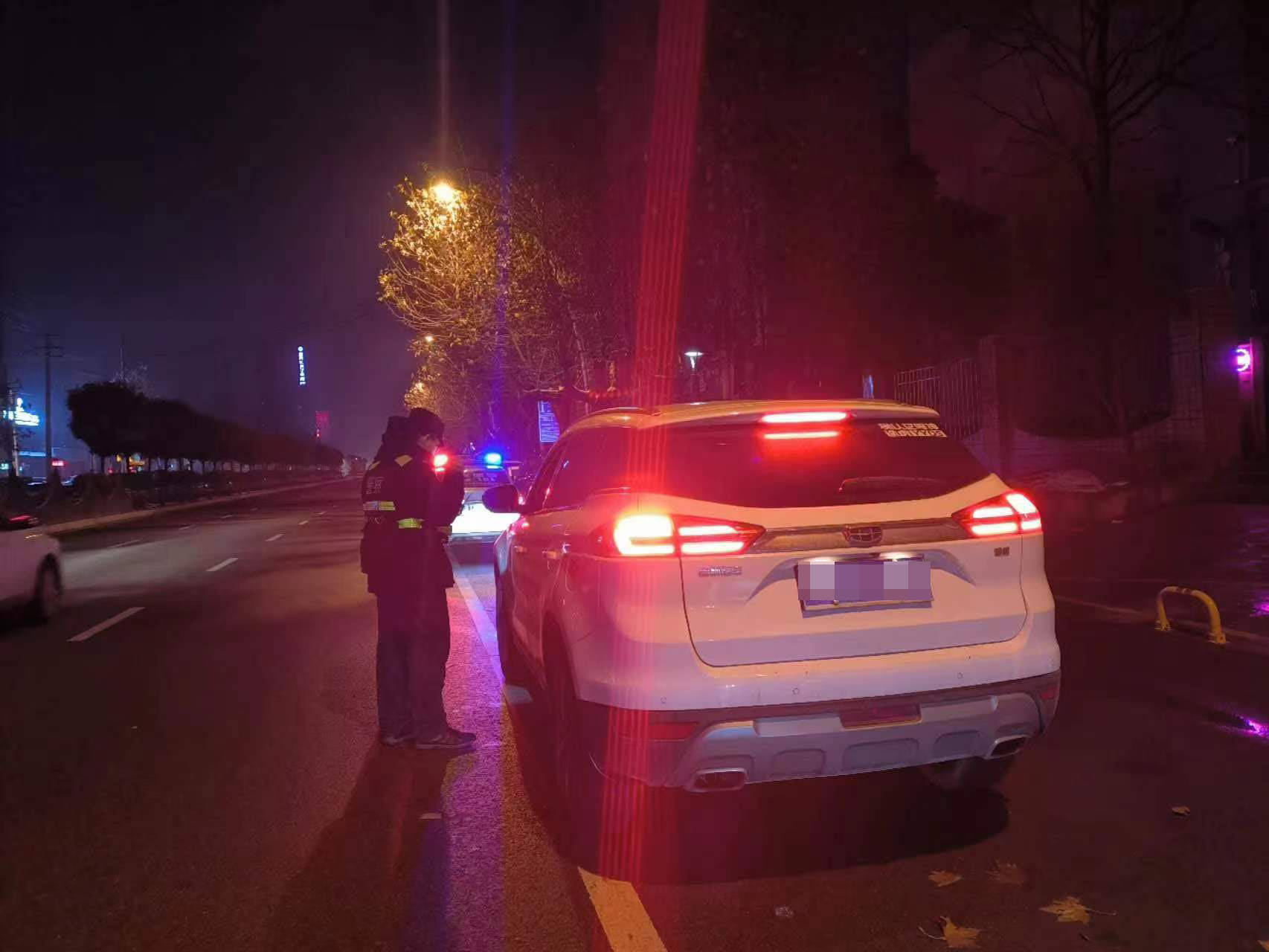 此次武装设卡盘查,累计盘查车辆53辆,人员69人,不断提高街面的见警率