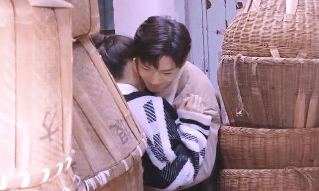 杨超越和候昊明吻戏太甜了,网友:不拍个偶像剧恐怕很难收场_侯明昊