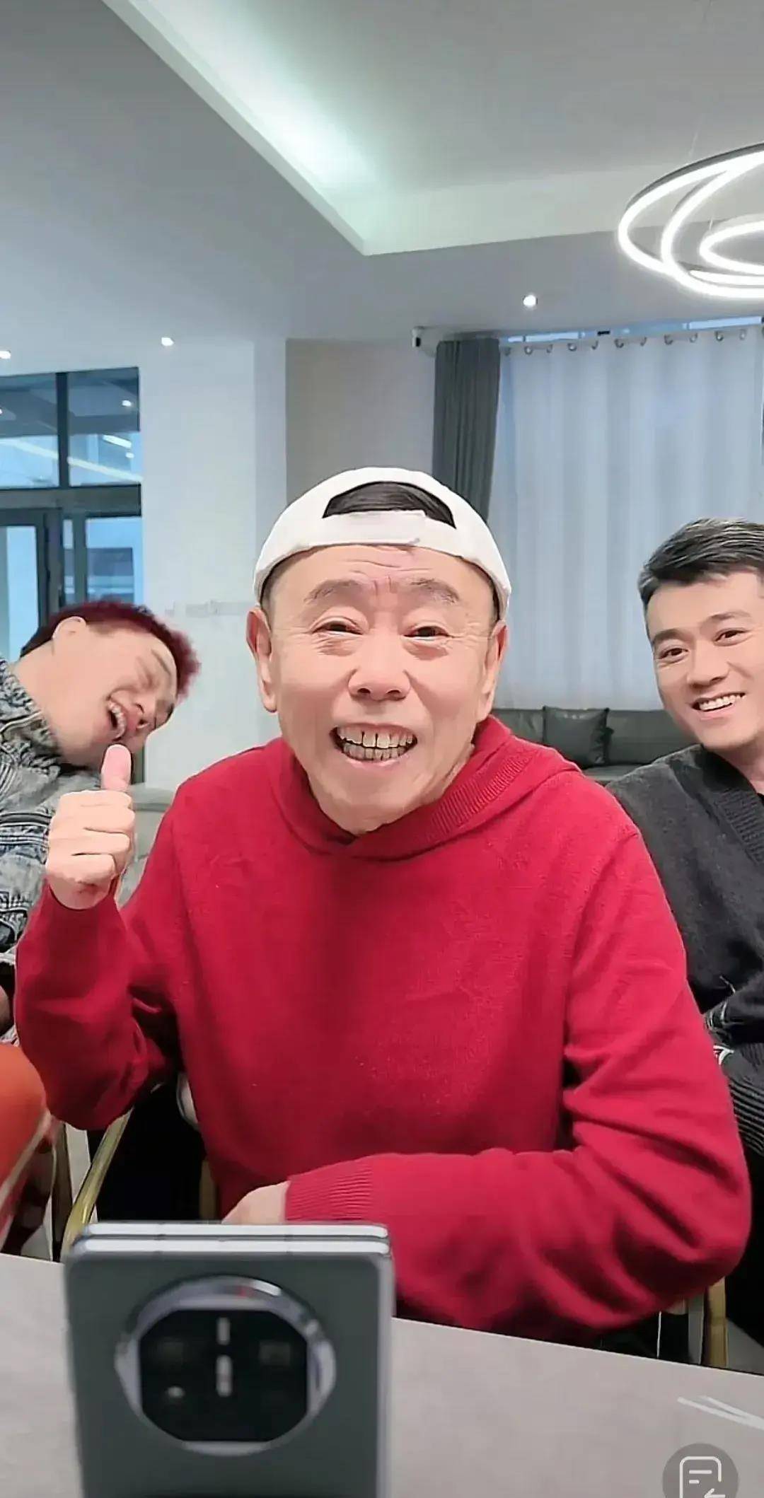 潘长江不惧差评再开直播,满屏恶言强颜欢笑,还会继续卖货吗?
