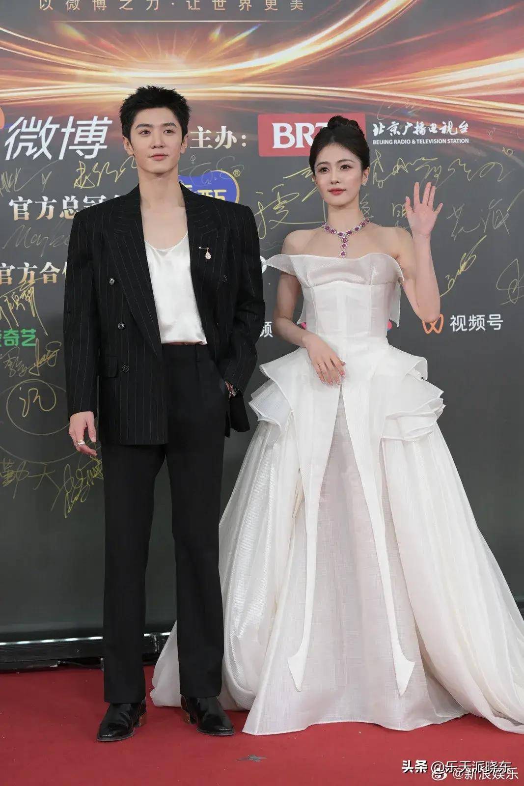 微博之夜红毯进行时,男艺人爆帅,女艺人爆美_西服_盛装_王嘉尔