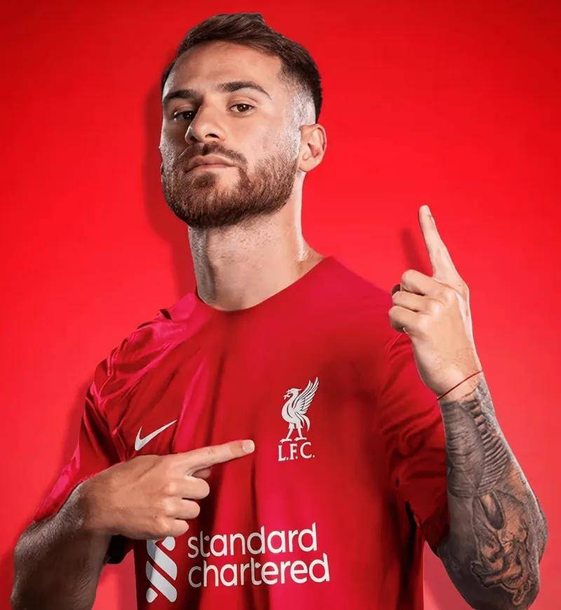 夺冠把奖杯纹腿上!麦卡利斯特希望通过纹身的方式来表达对红军的爱