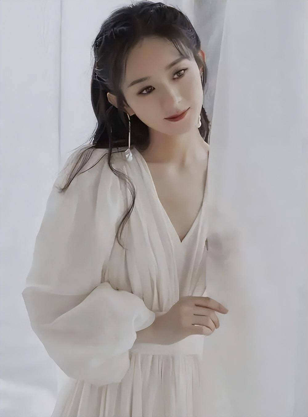 赵丽颖:清纯中透着高雅的气质,四小金花之首