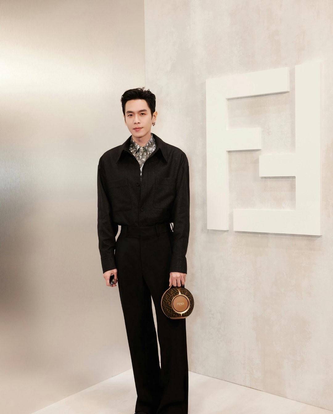 周杰伦看上去有些憔悴,发福的模样让人感叹岁月无情;而林俊杰则展现出