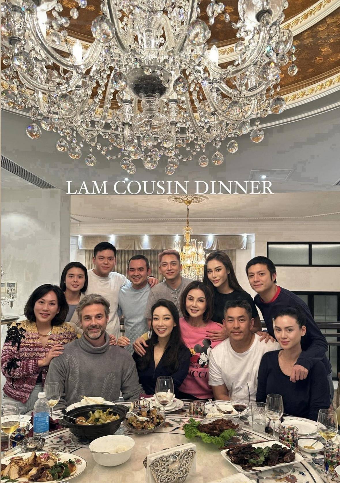 林建岳子女与堂姐弟聚会,合照谢玲玲坐中间,林建名独子帅气抢镜_关系