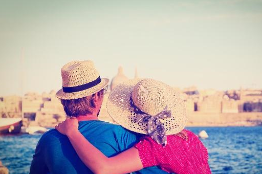 在情场上,朋友需要分享,爱人需要关心,若是总事事