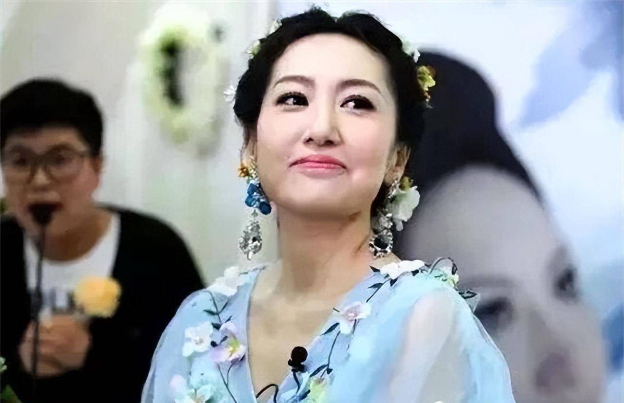 16年东北患癌女孩为自己举办葬礼,亲友哭成一片,她笑怼:憋回去_王越