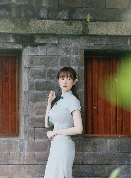 原创张檬公布恋情后晒美照,穿旗袍清纯温婉,"沙漏"身材好夸张!